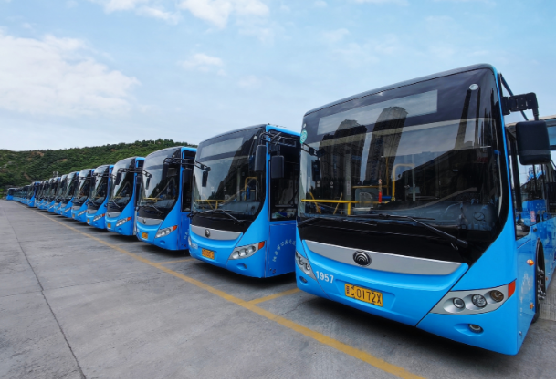 路遇大貨車輪胎起火，6路公交車駕駛員王曉春果斷施以援手 --“我車上的3個滅火器都用完了”